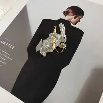 Amorita boutique Alice do país das maravilhas coelho de design de moda broche de brilhante