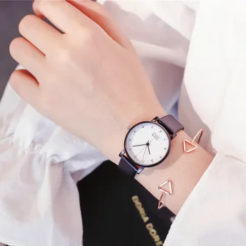 Minimalista fino ponteiro do designer mulheres relógios de pulso a moda de alta qualidade, relógios de quartzo homens mulheres couro relógio simples relógio